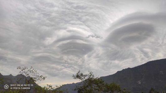 Les étranges couleurs du ciel avant larrivée du cyclone Belal Free Dom