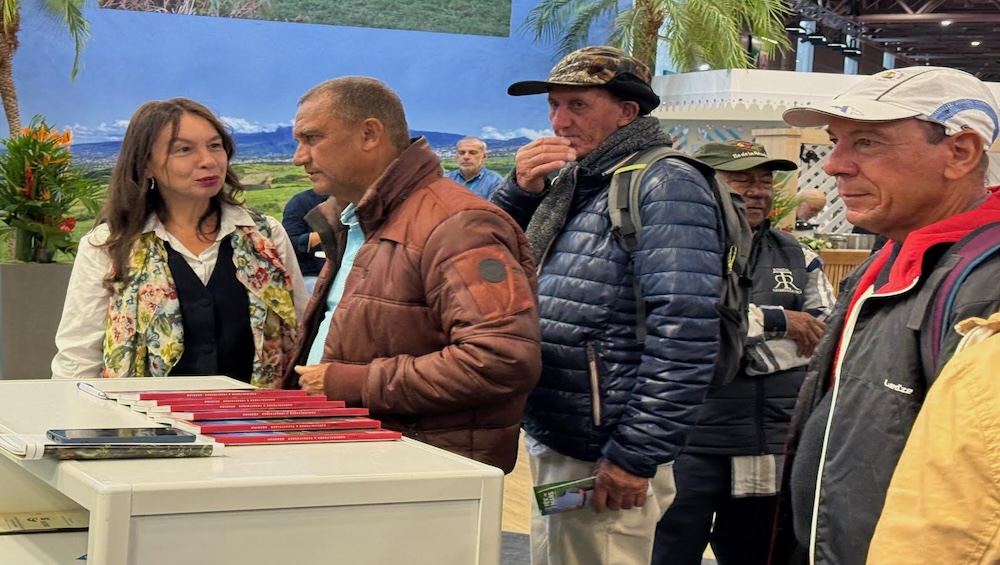 Sidoleine Papaya Rend Visite Aux Agriculteurs De Salazie Au Sia Paris