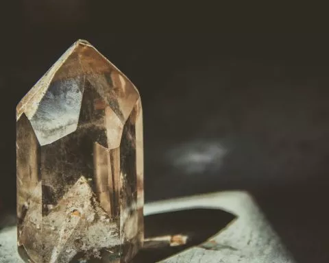 Incroyable ! Malgré les risques virologiques, des géologues Australiens vont ouvrir un cristal vieux de 830 millions d'années !