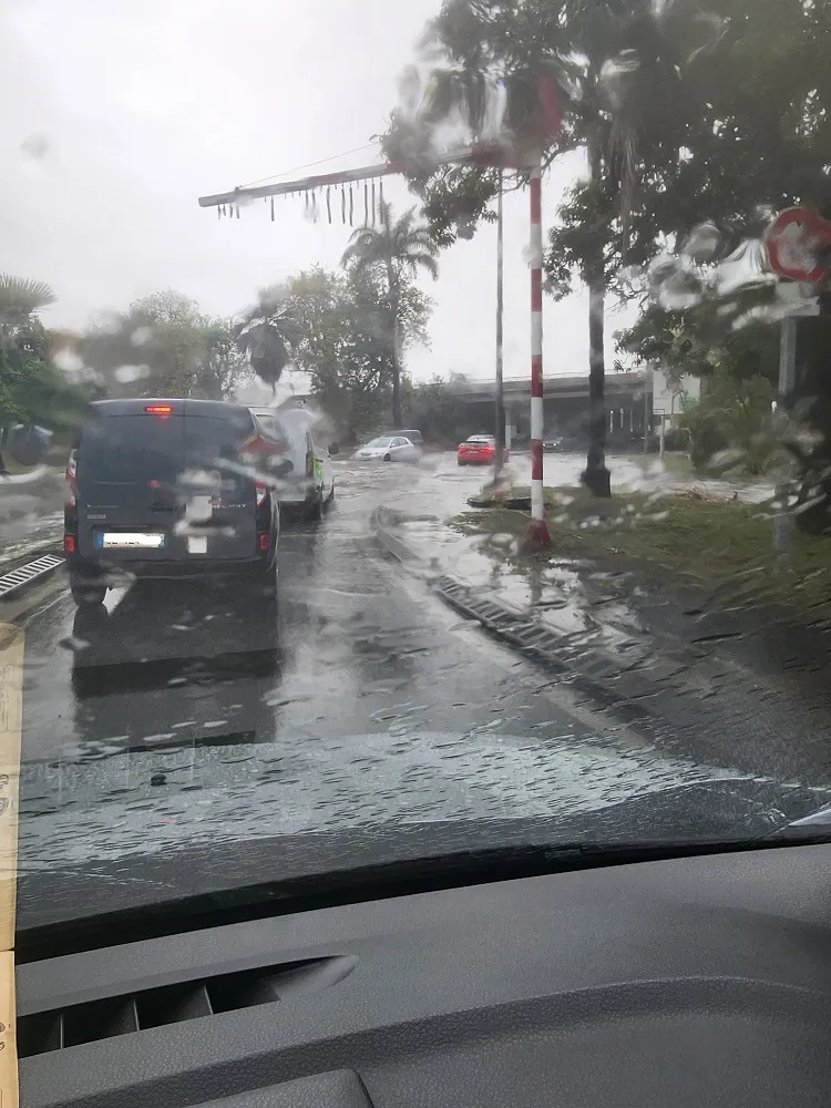 Une voiture sur le flanc sur la quatre voies en direction de Saint-Pierre