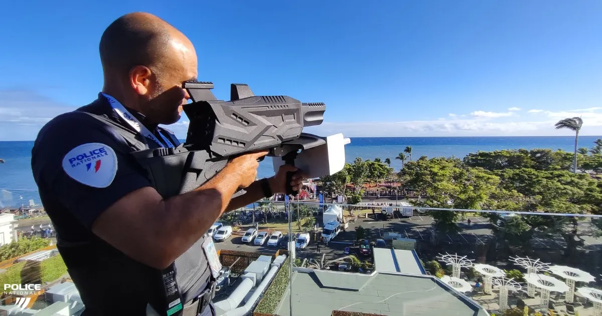 Policier, avec fusil anti Drone Credit, photo Police Nationale De La Réunion