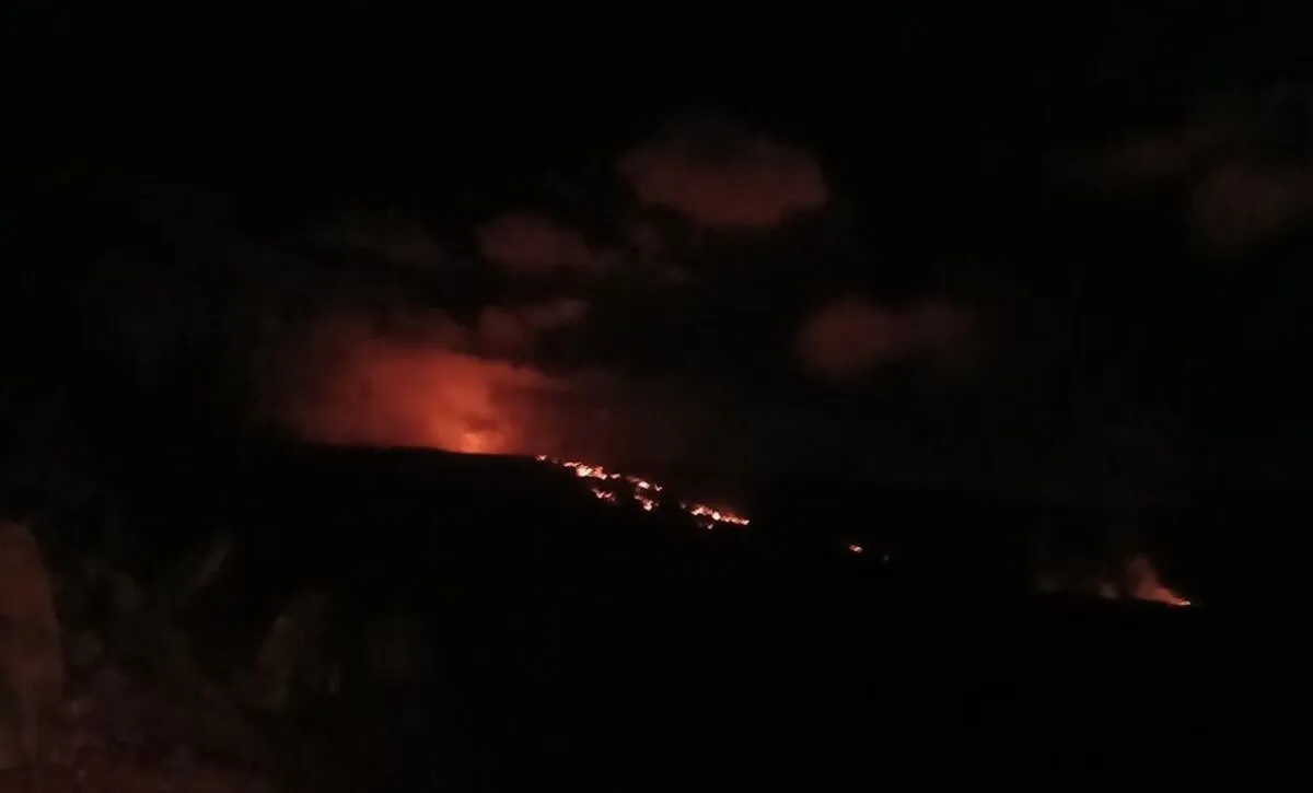 la lave poursuit sa progression vers la RN2 ©Frédo Rivière / Free Dom