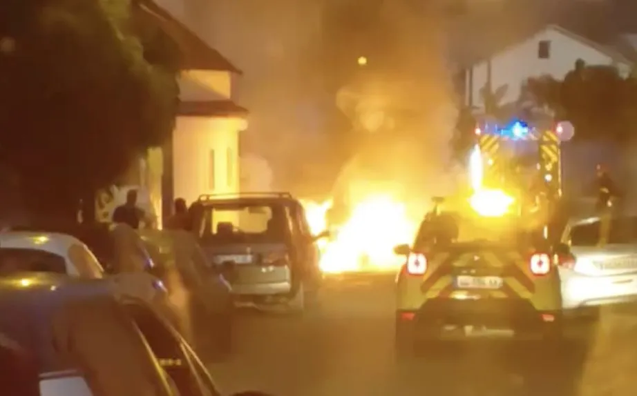 Saint-Louis : un véhicule hors d’usage incendié volontairement, des habitations évacuées au petit matin ©Crédit phot et vidéo RADAR974