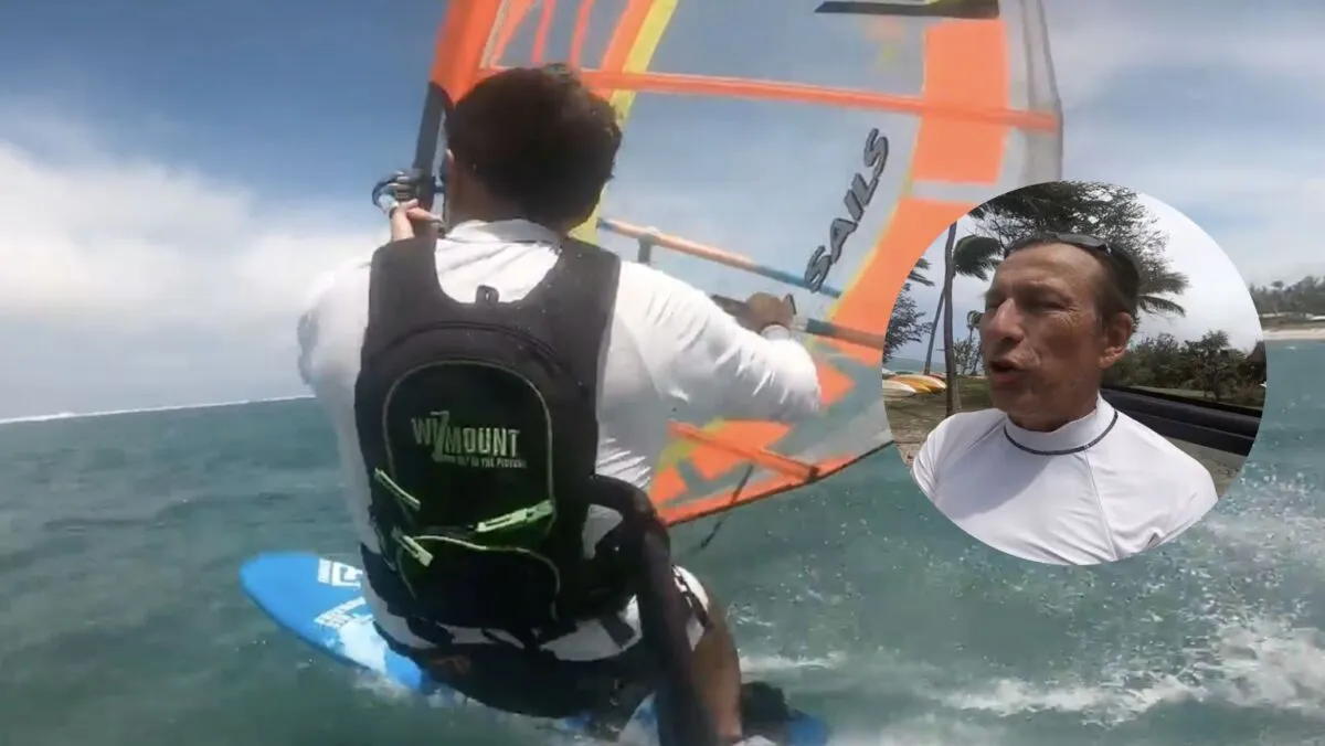 À 61 ans, Fabrice défie les vagues en windsurf