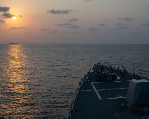 Moyen-Orient : attaque iranienne aux Émirats, navires bloqués dans le détroit d’Ormuz, le Brent autour de 100 euros le baril
