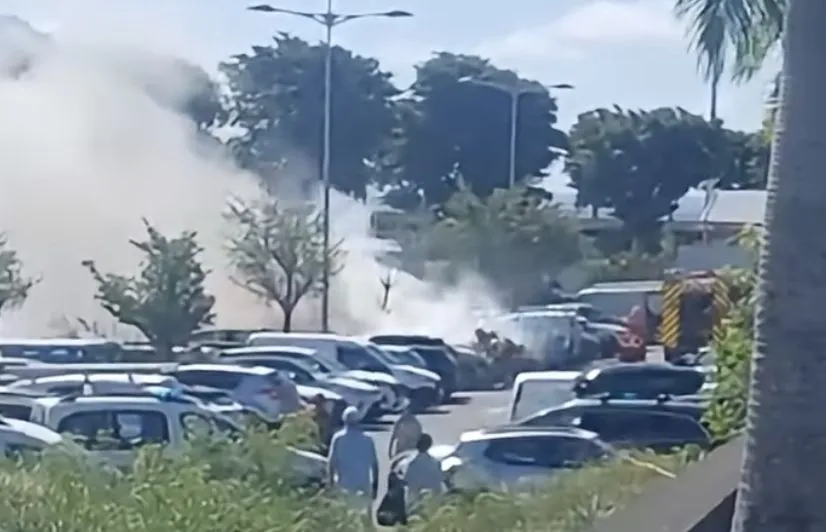 Sainte-Clotilde (Commune Primat) : un incendie sur le parking de Décathlon, quatre véhicules endommagés