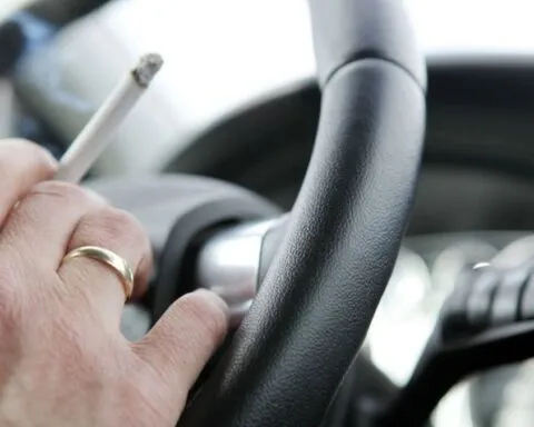 Peut-on fumer en voiture ? Voici ce que dit réellement la loi