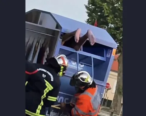 Il voulait récupérer des vêtements dans la borne… il finit coincé et les pompiers doivent intervenir