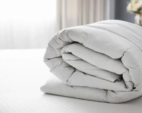 Hiver austral : des couettes offertes aux seniors de la Plaine des Cafres