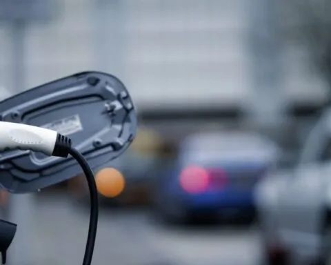 La voiture électrique poursuit sa progression mondiale, mais le marché reste contrasté à La Réunion