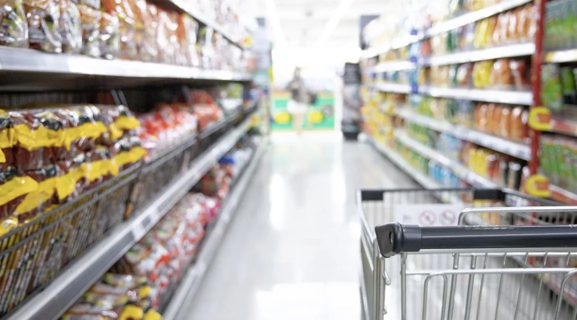 Dimanche matin : pourquoi les rayons alimentaires de certaines grandes surfaces se vident-ils aussi rapidement à La Réunion ?